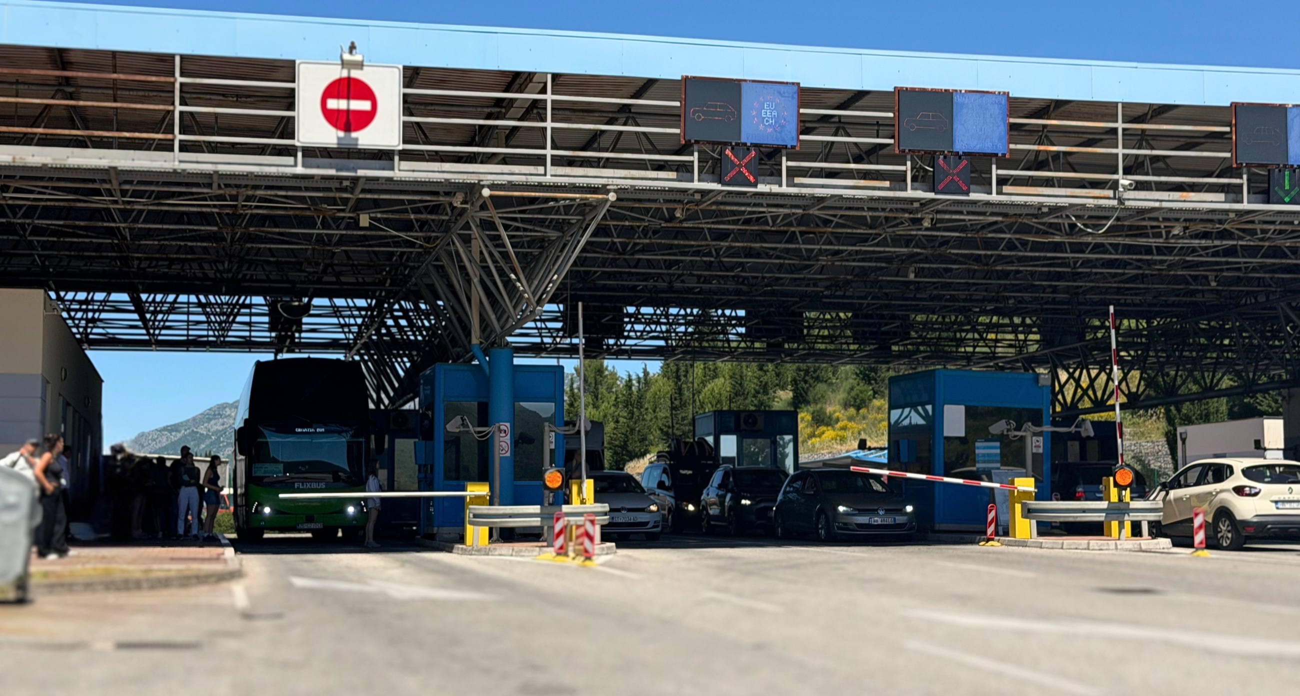 A bus route from Croatia into Montenegro with luggage and border logistics.